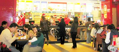 Các cửa hàng bán đồ ăn nhanh luôn thu hút được nhiều khách hàng vì tiện lợi và hấp dẫn.