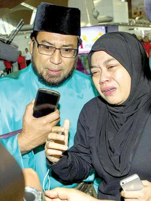 Người thân khóc thương các nạn nhân.