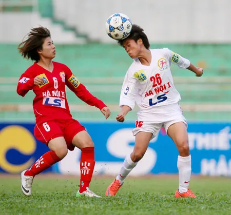 Nguyễn Thị Xuyến (phải - Hà Nội 1), người ấn định tỷ số 4-1 ngày ra quân lượt đi cũng đã ghi bàn ở lượt về. Ảnh: Hoàng Hùng