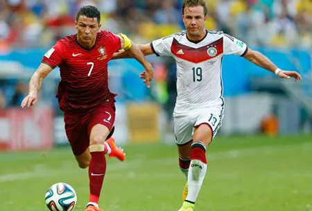 Cristiano Ronaldo (trái, Bồ Đào Nha) thi đấu không thành công ở World Cup 2014.
