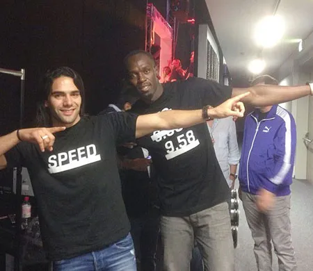 Usain Bolt (phải) chụp ảnh lưu niệm cùng tiền đạo Falcao.