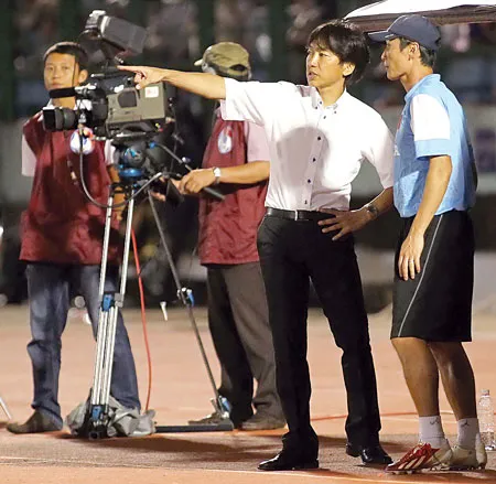 HLV Miura và các trợ lý trong trận giao hữu thắng Myanmar 6-0 mới đây trên sân Bình Dương. Ảnh: DŨNG PHƯƠNG