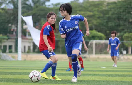 Một nữ cầu thủ CFC Hà Nội qua mặt một nữ cầu thủ CFC Liên quân.