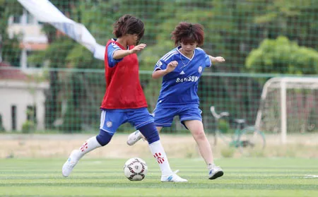 Hoàng Thị Hạnh (phải) đang truy cản một đường lên bóng của đối thủ.