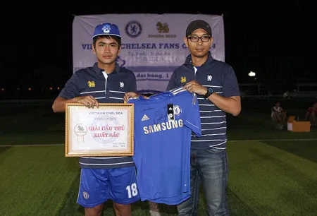 Đại diện nhà tài trợ trao giải cho Cầu thủ xuất sắc nhất.