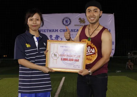 Ca sĩ Akira Phan trao giải Fair Play cho CFC Hà Tĩnh.