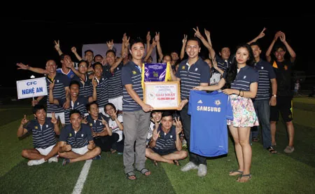 CFC Nghệ An nhận cúp vô địch.
