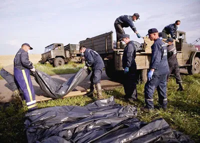 Nhân viên cứu hộ di chuyển thi thể nạn nhân máy bay MH17. Ảnh: AP