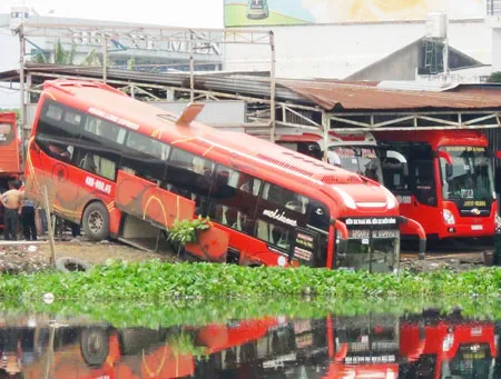 Xe buýt leo lên dải phân cách trên cầu Sài Gòn ảnh 2
