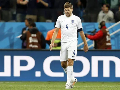 Steven Gerrard mang băng đội trưởng tuyển Anh tại World Cup 2014.