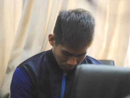 Tuyển thủ Nguyễn Thành Long Giang gục đầu tại buổi họp báo.