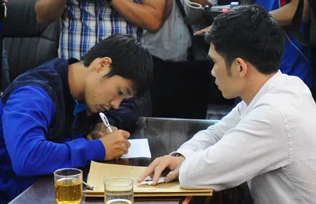 Cầu thủ Đinh Kiên Trung (bên trái)