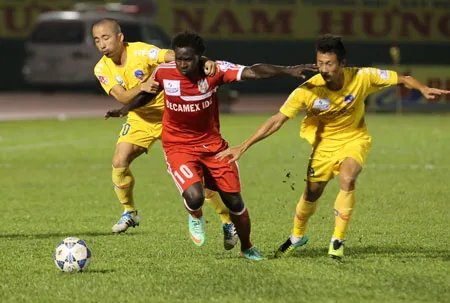 B.Bình Dương khá thuận lợi tiến về đích nhưng thực tế còn vướng phải người anh em của HN T&T là QNK Quảng Nam. Ảnh: HOÀNG HÙNG