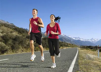 Tập thể dục đều đặn, hoạt động thể lực đúng cách là phương pháp quan trọng giúp cải thiện mỡ máu.