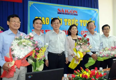 Tổng biên tập Báo SGGP Nguyễn Tấn Phong tặng hoa các khách mời giao lưu