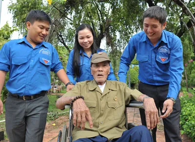 Các bạn trẻ trò chuyện cùng thương binh Mai Văn Đột (91 tuổi).