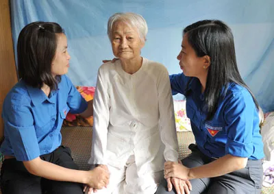 Thanh niên TPHCM thăm hỏi mẹ Việt Nam anh hùng Nguyễn Thị Bê.