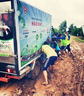 Bất kể xe của đoàn hành trình bị sa lầy…