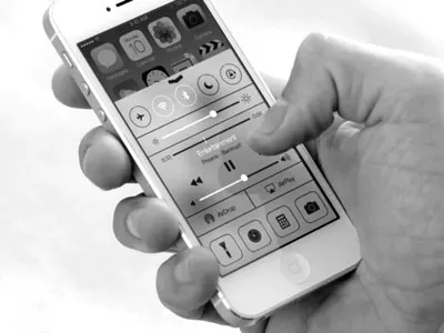 Chỉ cần vuốt lên là có thể thấy những chức năng thông dụng ẩn của Iphone.