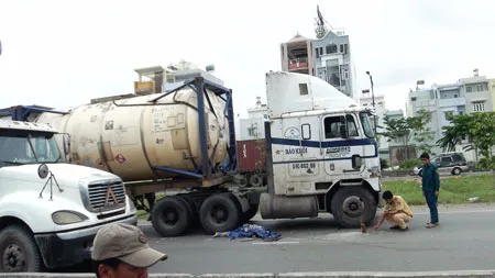 Lao vào tàu lửa đang chạy, một phụ nữ bị cán chết ảnh 2