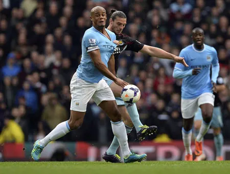 Vincent Kompany (trái) vẫn còn đang chờ một đối tác tin cậy ở trung tâm hàng hậu vệ.