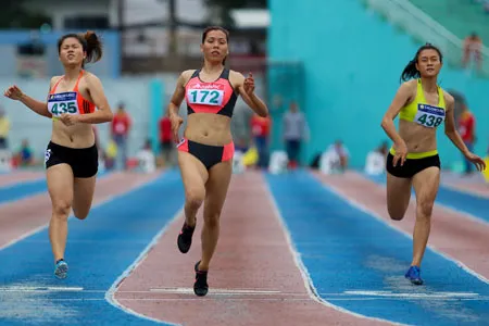 Vũ Thị Hương (giữa) dễ dàng thắng ở chung kết cự ly 100m nữ. Ảnh: Hoàng Hùng