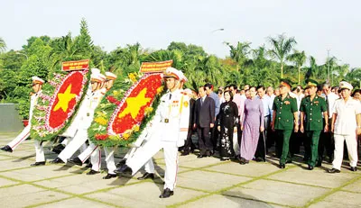 Các đồng chí lãnh đạo TPHCM viếng Nghĩa trang Liệt sĩ thành phố. Ảnh: THANH VŨ