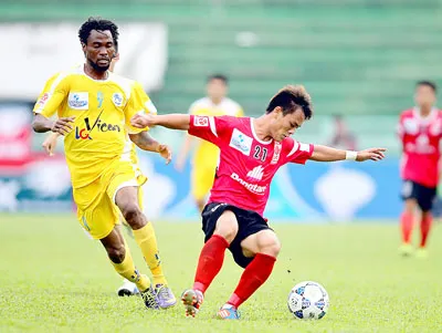 Đồng Tâm Long An (phải) quyết tâm kiếm điểm ngay trên chảo lửa Lạch Tray để tìm vé trụ hạng. Ảnh: DŨNG PHƯƠNG