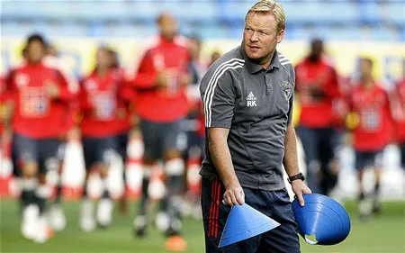 HLV Ronald Keoman đã không được ủng hộ giữa lúc Southampton “chảy máu” nhân tài.