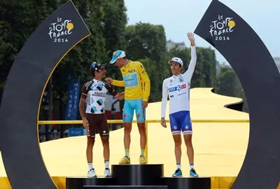 Từ trái sang phải: Peraud, Nibali và Pinot trên bục nhận giải ở Paris