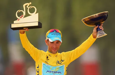 Vincenzo Nibali giương cao cúp vô địch trên bục trao giải.