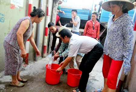 Người dân Hà Nội gặp nhiều khó khăn về nước sinh hoạt mỗi lần ống dẫn nước sông Đà bị vỡ. Ảnh: LÃ ANH