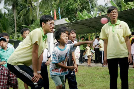 Mỗi nơi mà đoàn đi qua đều tràn ngập tiếng cười.