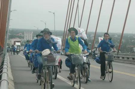 Các thành viên kiên trì vượt cầu Rạch Miễu.