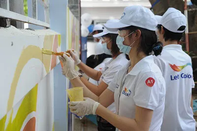 Nhiều trường học được các tình nguyện viên sơn mới.