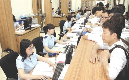 Staff at the Hai Phong City Customs Department use an automated systemcalled VNACCS/VCIS. The Government urged localities to speed up administrative reforms by eliminating bureaucratic procedures related to taxes, customs and land.— VNA/VNS