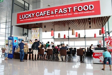 A fast food restaurant in the waiting lounge at Ha Noi's Noi Bai International Airport. Services at the airport have significantly improved, according to deputy director of the Northern Airports Authority, Nguyen Ngoc Son. — VNS Photo Truong Vi
