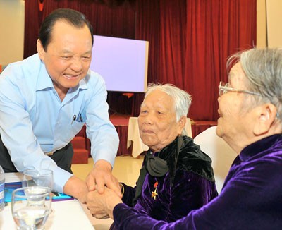 Secretary of HCMC Party Committee Le Thanh Hai visits Vietnamese heroic mothers in Phu Yen (Photo: SGGP)
