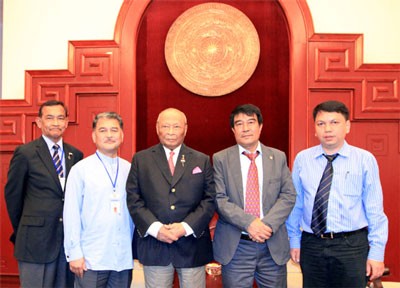 Photo:President of Asian Football Federation Mr. Abdullah Ibni Sultan Hj Ahmad Shah (C ) and Vice President of VFF Nguyen Xuan Gu, General Secretary of VFF Le Hoai Anh. (Photo:SGGP)