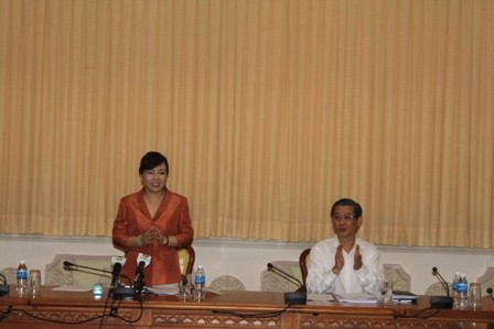 Health Minister Nguyen Thi Kim Tiến works with leaders of HCMC on Aug 5 on how to prevent diseases (Photo: webside Bo Y te )