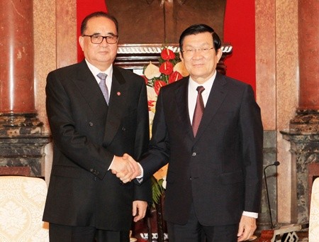 President Truong Tan Sang receives North Korean Foreign Minister Ri Su Yong yesterday in Ha Noi.— VNA/VNS Photo Nguyen Khang