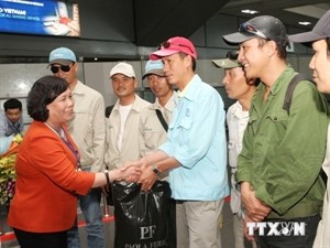 Minister of Labour, Invalids and Social Affairs Pham Thi Hai Chuyen welcomes back workers at Noi Bai airport (Source: VNA)