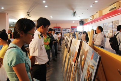 Crowded young people attended in the exhibition on Sunday (Photo:SGGP)