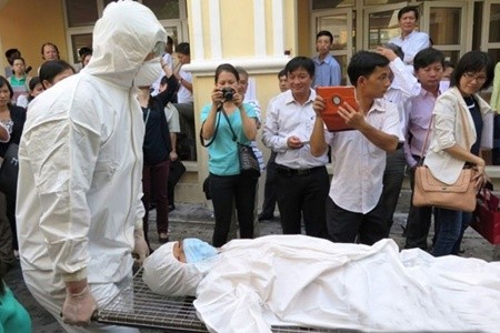 A rehearsal on Ebola prevention and control in HCM City. Ministries have worked closely to try and detect and quarantine suspected cases early. — VNS Photo Courtesy of news.zing.vn