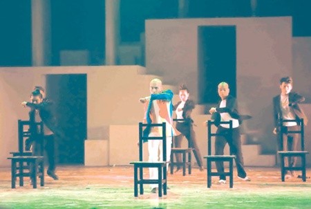 Smash hit: Con Tao Xoay (The Spinning Top), a contemporary dance drama on the common phases of life experienced by all, has become a hit after premiering at HCM City's Ben Thanh Theatre last weekend. — VNS Photo