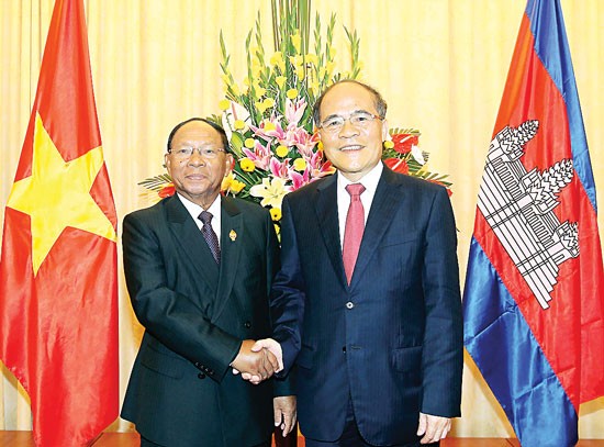 Chairman National Assembly Nguyen Sinh Hung (L) and Cambodian National Assembly Samdech Akka Moha Ponhea Chakrei Heng Samrin. (Photo:SGGP)