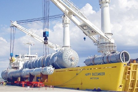 Oil is shipped out after being refined at the Dung Quat Oil Refinery Plant in the central province of Quang Ngai. A plan to upgrade the plant will be submitted to the Prime Minister next month. — VNA/VNS Photo Nguyen Dang Lam