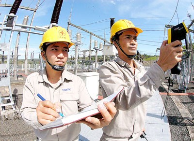 EVN workers examine safety of the electric power transmission system (Photo: SGGP)