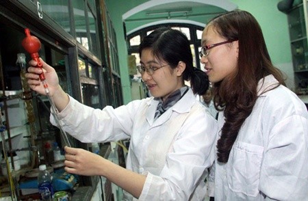 Students at a laboratory at Ha Noi University of Science. Viet Nam needs to provide adequate salaries for young scientists in order to keep them motivated, an official said at a workshop this week. – VNA/VNS Photo Bich Ngoc