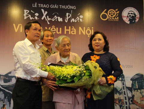Hanoiologist and Han-Nom researcher Han Nom Vu Tuan San (C ) was honored with the “Bui Xuan Phai- Love for Hanoi” award 2014. (Photo: Sggp)